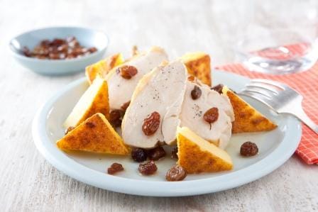 Suprême de volaille confit aux raisins secs, polenta grillée
