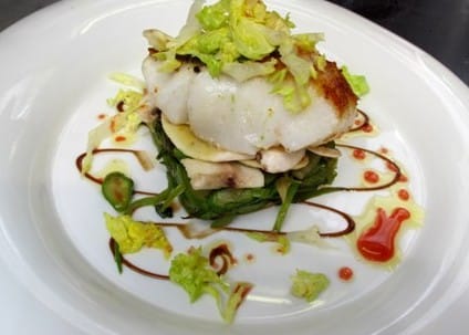 Dos de cabillaud à l'unilatéral au vinaigre de framboise, croquant de sucrine, légumes crus et cuits