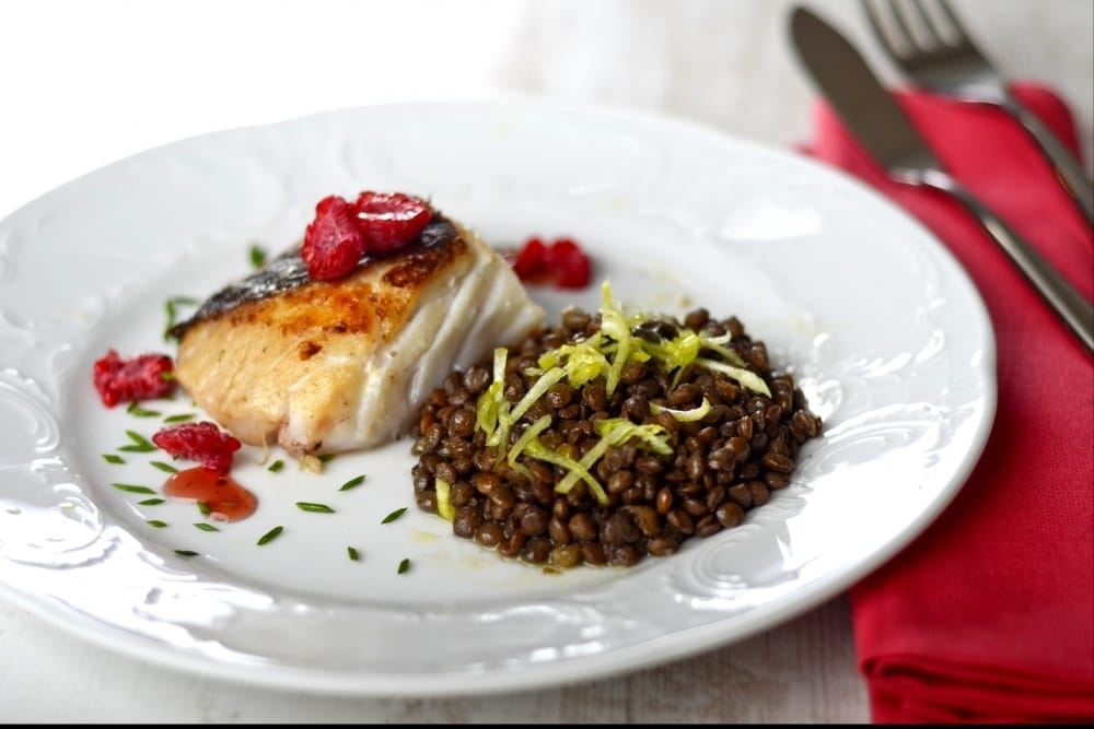 Pavé de cabillaud, sauce framboise et lentilles