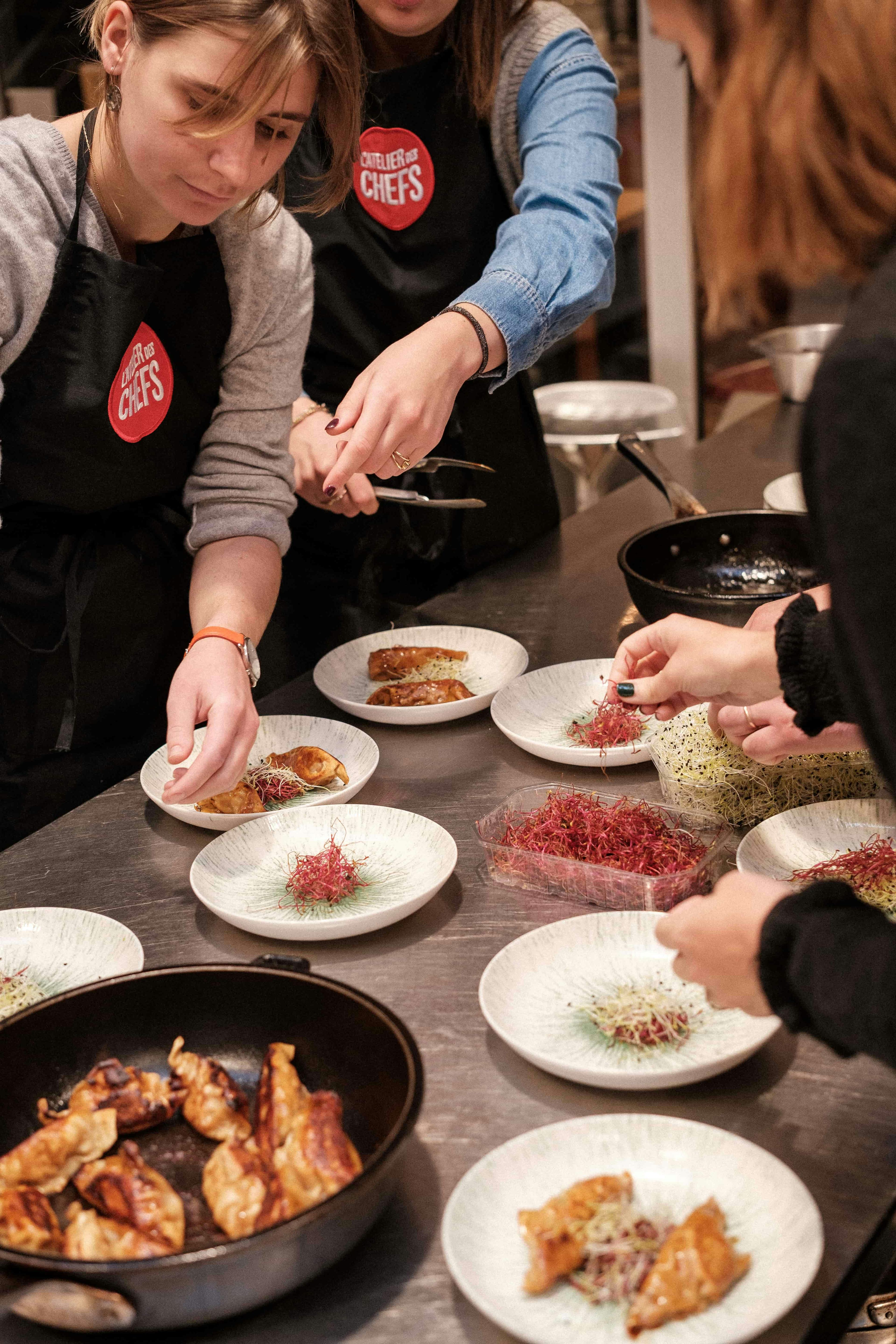 Célébrez un EVJF/EVG inoubliable avec nos Ateliers de Cuisine à Paris et Lyon