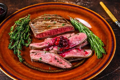 Bavette de boeuf aux échalotes, pleurotes aux tomates confites